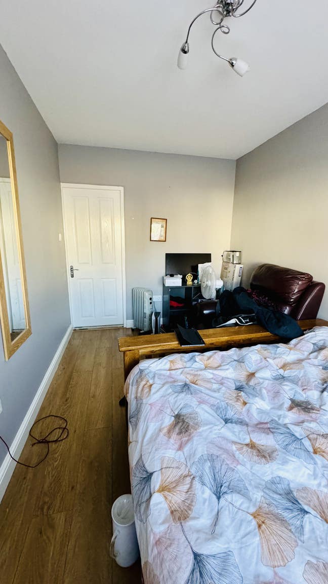 Furnished Single Room Next to Station Main Photo