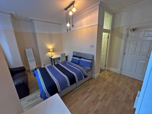 Large Double Room off Cavehill Road Main Photo