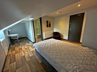 - FREE NOW - large double en-suite room Antrim rd  Main Photo