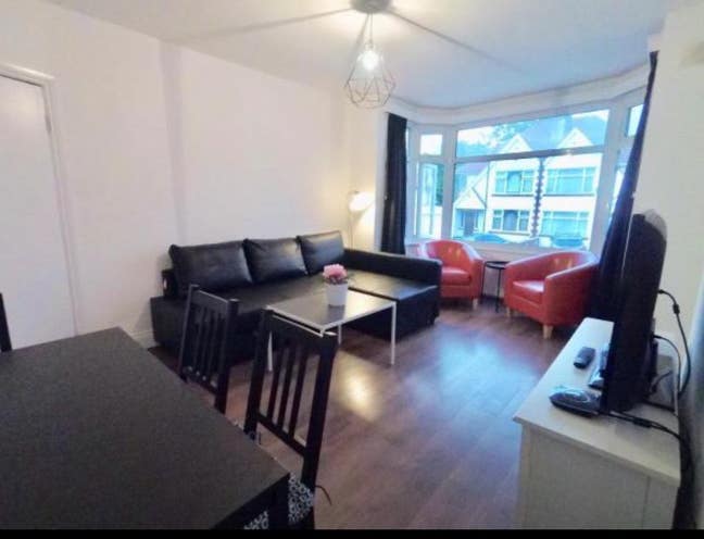 Delightful Two bedroom flat, 6 min South Harrow  Main Photo