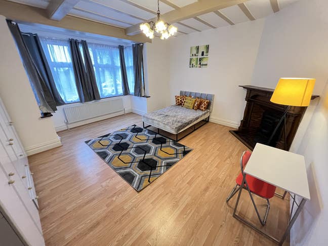 Big double room Hendon Central ref: QR Main Photo