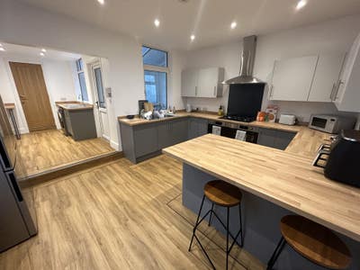 5 Large Double En-suite Rooms Main Photo