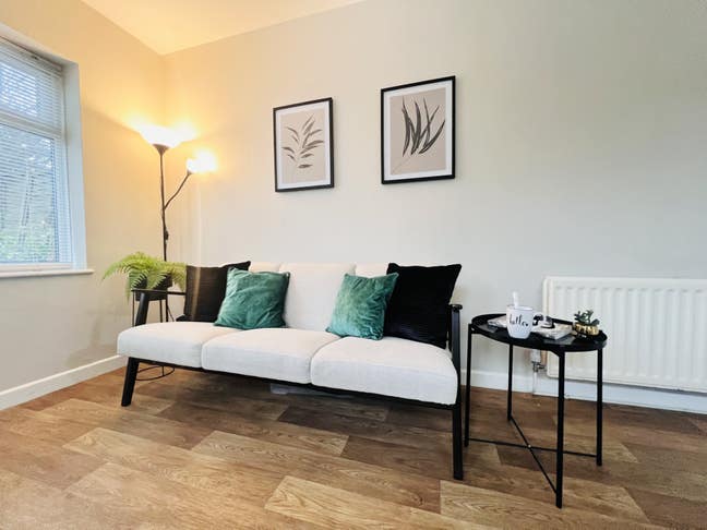 Medium Double Ensuite Room Available NOW Main Photo
