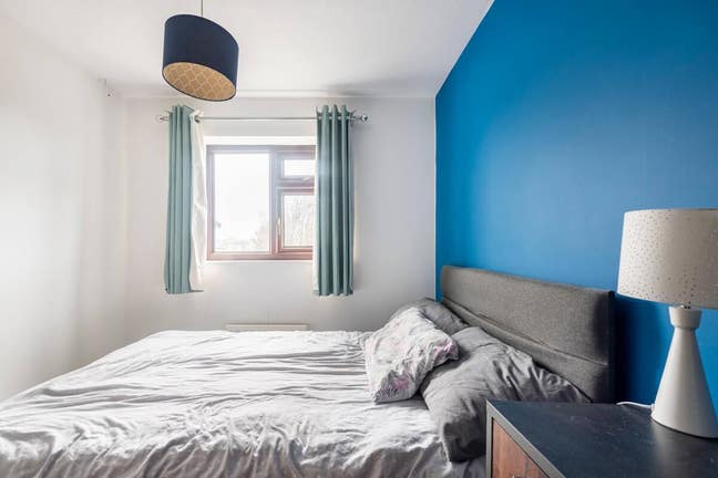 Cosy room, parking + near Morley train station Main Photo