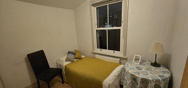 Lovely sunny single room (Mon to Fri living only) Main Photo