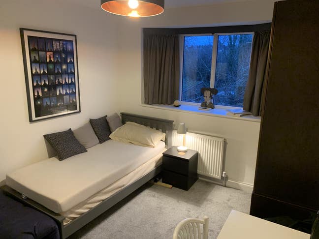 Room to let (incl weekdays let) in Morden Main Photo