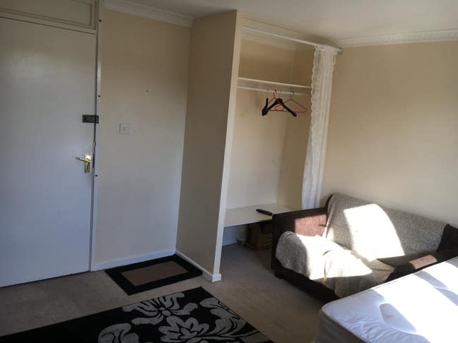 Double room in friendly shared house Main Photo