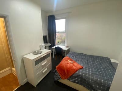 Large En-Suite Room in City Centre  Main Photo