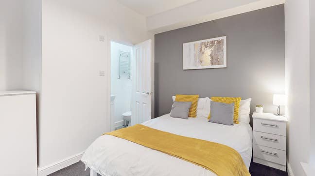 Great En-Suite Rooms Near Monton Village!  Main Photo