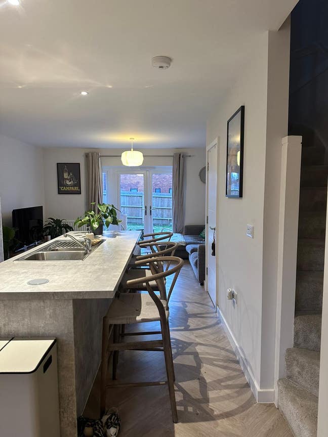 Large double room in Pease Pottage (bills inc) Main Photo