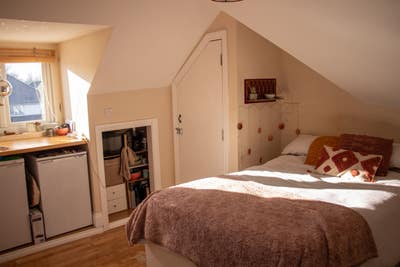 Loft en-suite, Wembley - own fridge & freezer Main Photo