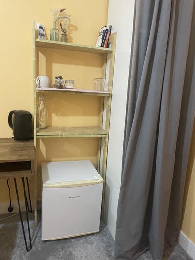 King bedroom, bills included 20mins to LB Main Photo