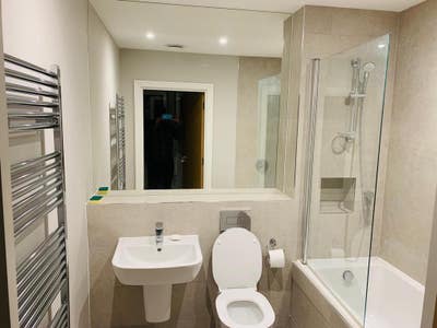 Double bedroom own private bathroom available  Main Photo