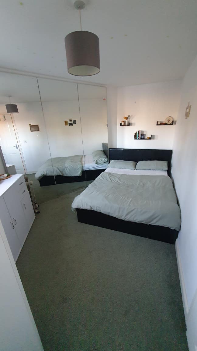Double room next to Three Bridges station Main Photo