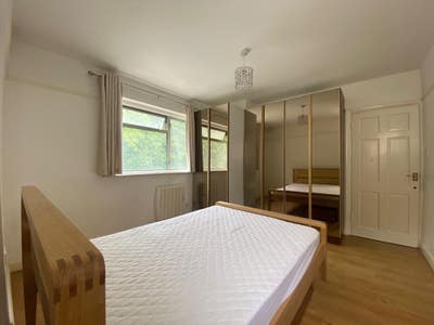 Double room close to Hendon Central station  Main Photo