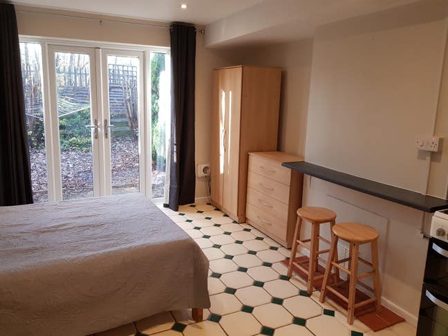 Great Size Studio 5 Mins to Town and Station  Main Photo