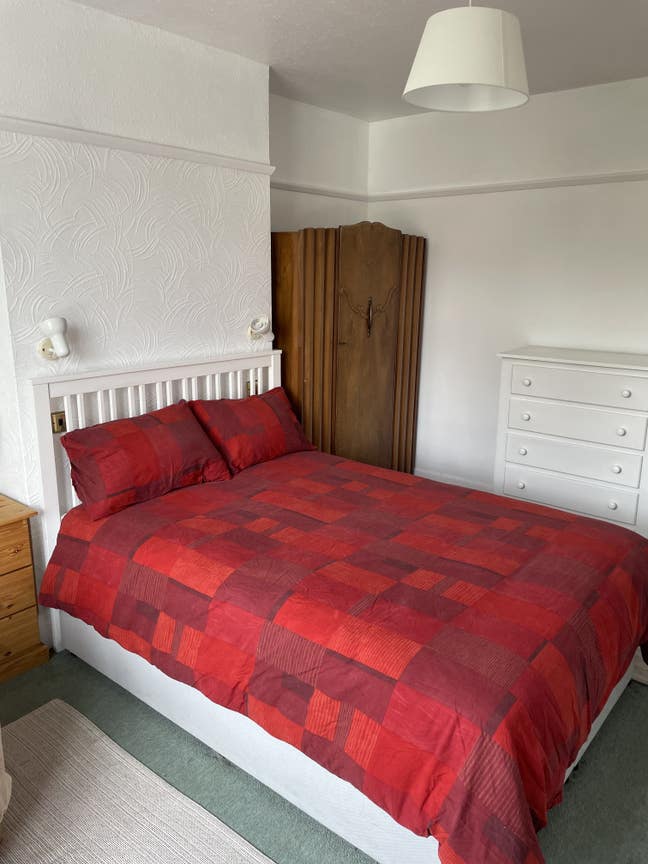 Large, Spacious Double Room- light and sunny!  Main Photo