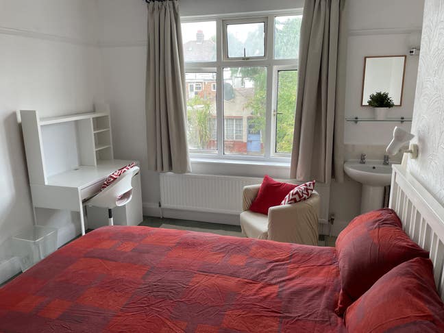 Large, Spacious Double Room- light and sunny!  Main Photo