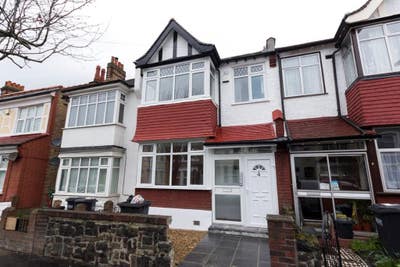 Lovely loft room with ensuite in Thornton heath  Main Photo