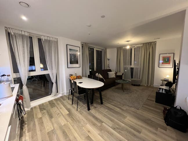 Double room available in a modern flat  Main Photo