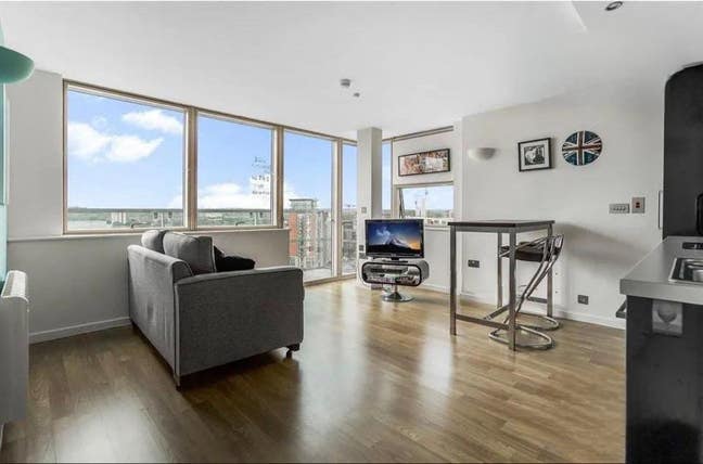 Modern Ensuite room, prime location, city views Main Photo
