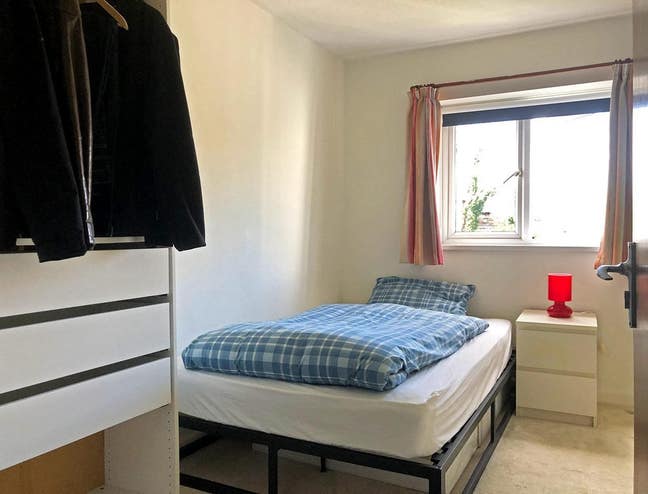 Furnished double room in a friendly home Main Photo