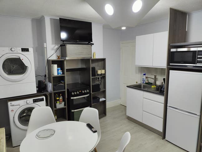 1 room near train station  Main Photo