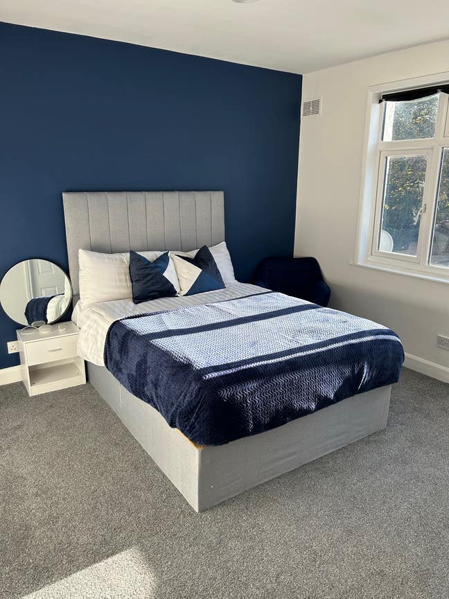 STUNNING Blue Room with en-suite  Main Photo