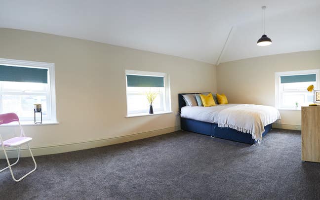   Room in Quiet Professional House Main Photo