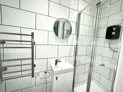 Room with En suite and communal Kitchen Main Photo