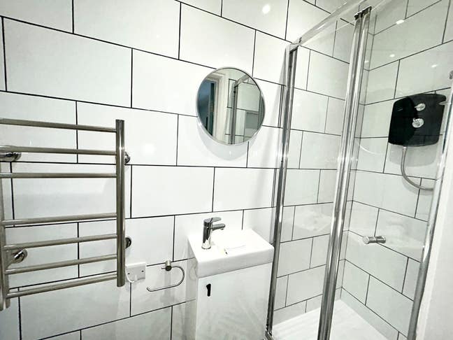 Room with En suite and communal Kitchen Main Photo