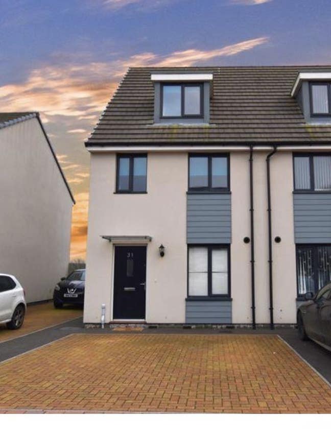 Large double room available with its own bathroom. Main Photo