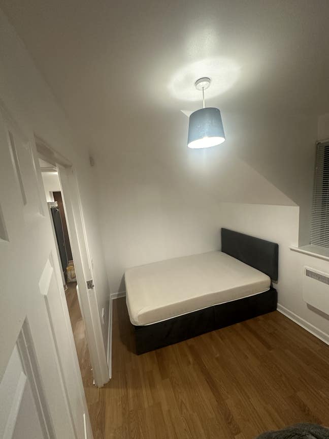 Small double bed in 2 bed apartment Main Photo