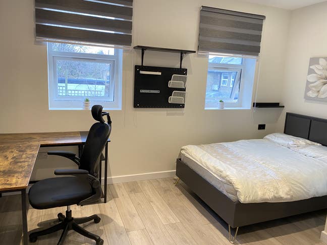 Sale for extra Large ensuite rooms in a new house Main Photo