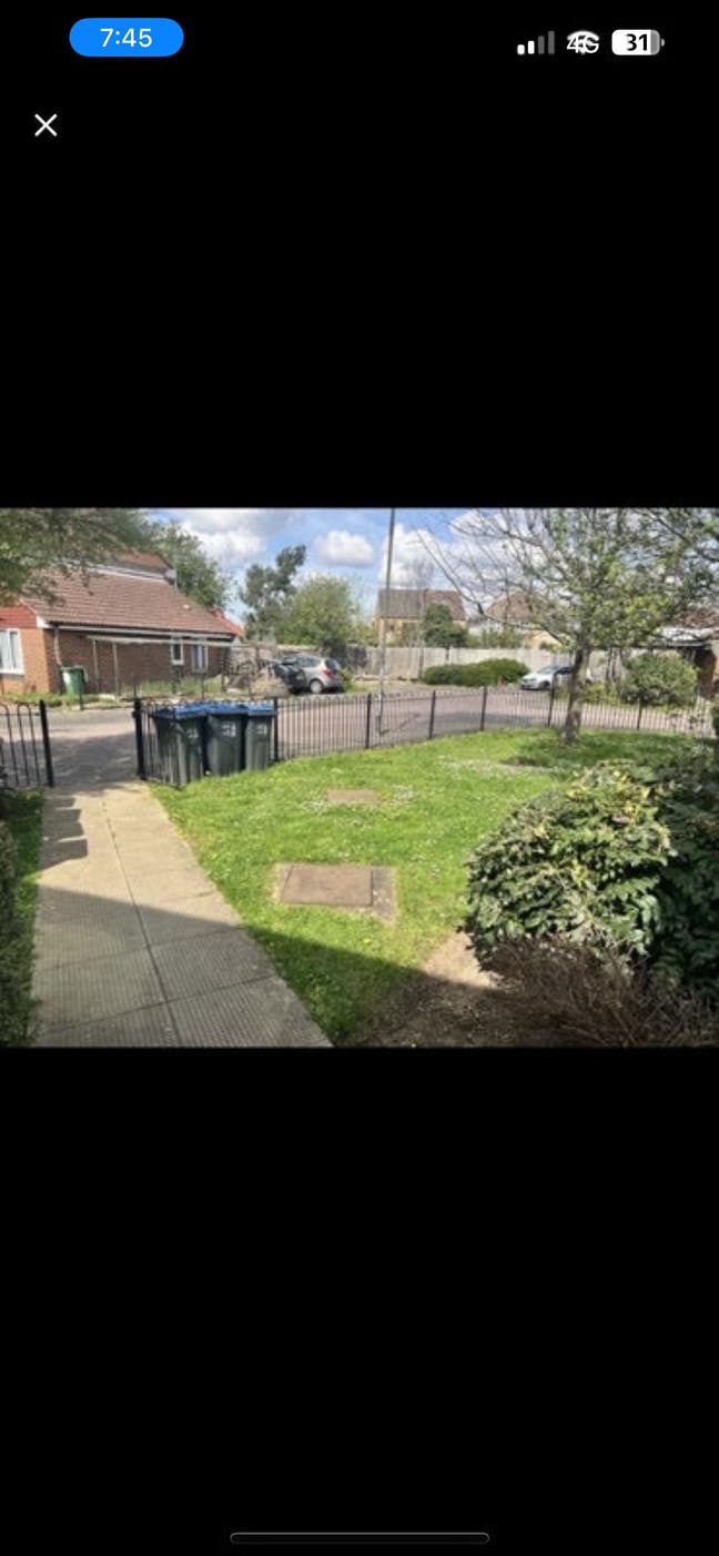 Spacey Double Bedroom BILLS INC + WiFi  Main Photo