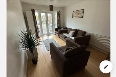 Lovely en-suit in a family house  Main Photo