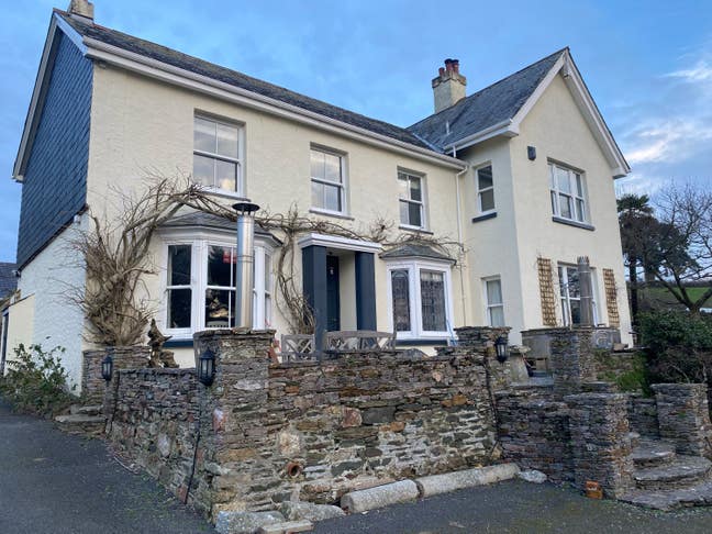 Large family home, near beaches, available now  Main Photo