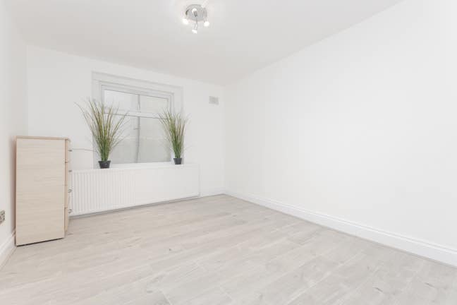 Newly refurbished 2 bedroom flat with patio in N16 Main Photo