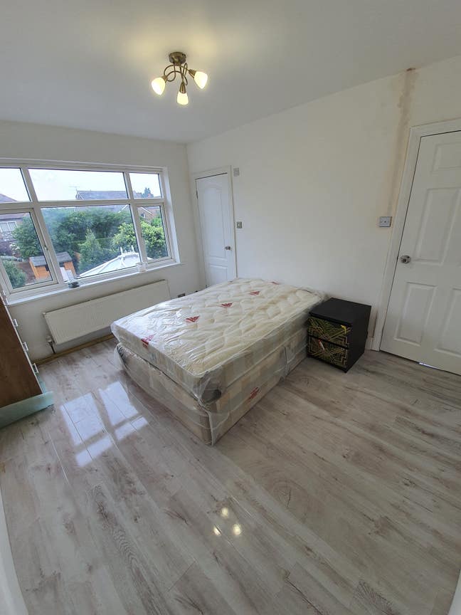 Ensuite and double room available to rent Main Photo