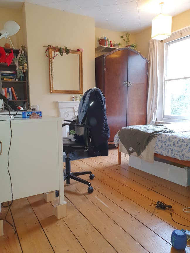Nice room close to train station Main Photo