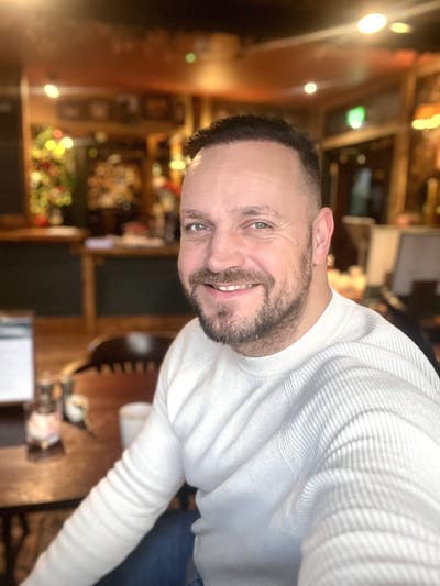 I am a professional male aged 39. I am lookin... Main Photo
