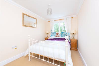 Double or Box Room with Shared Family Bathroom Main Photo