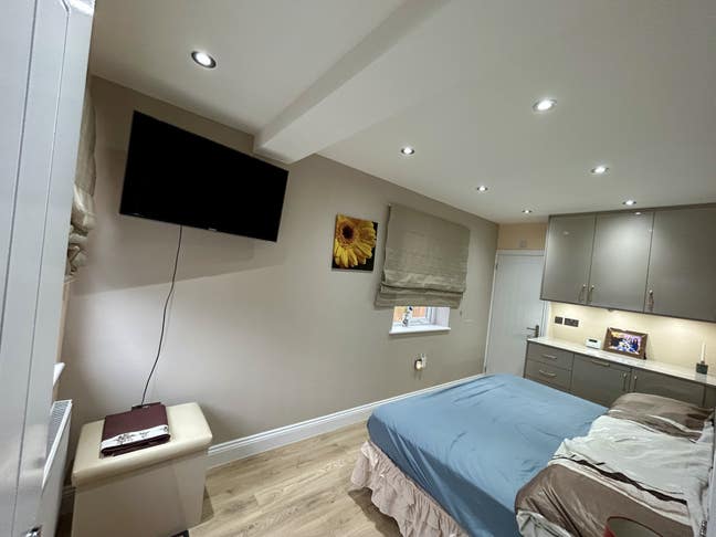 En-suite furnished double room for single occupant Main Photo