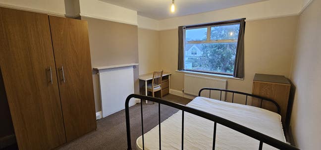 Large Double Room to Let in excellent location Main Photo