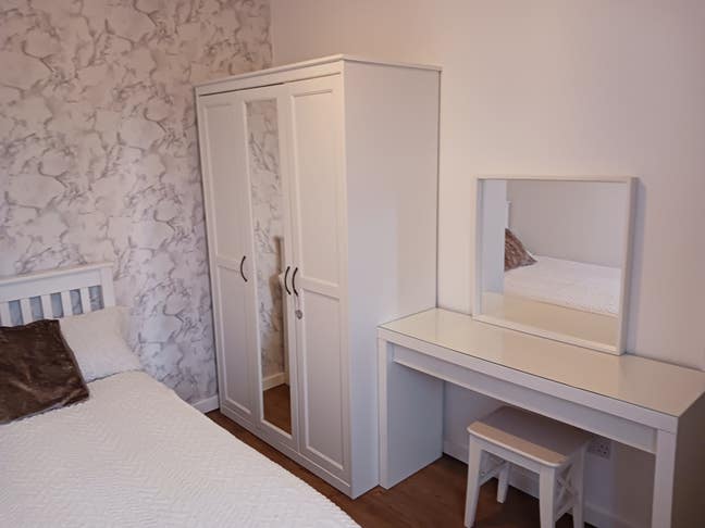 One Double bedroom, in three bed house available Main Photo