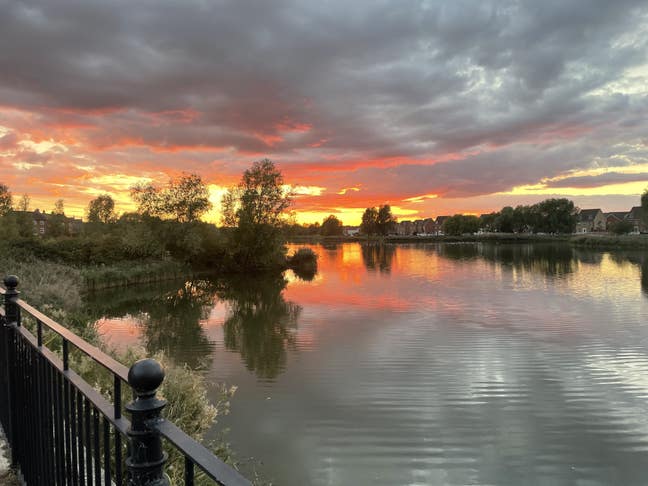 Double room with en-suit & built in wardrobe  Main Photo