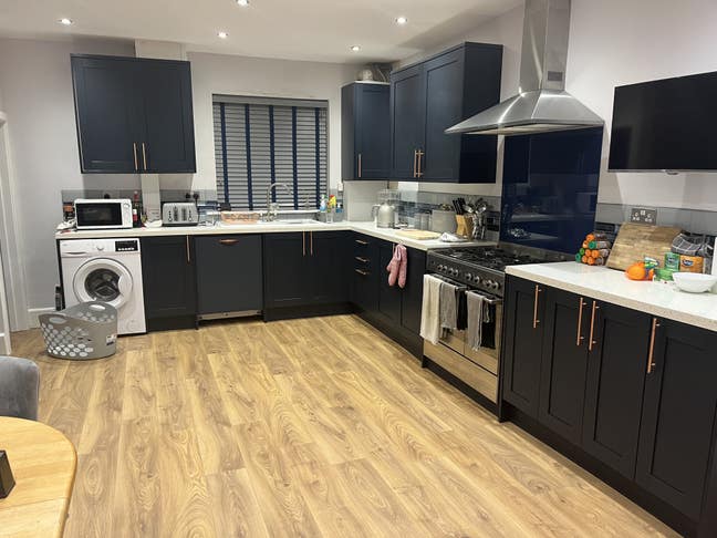 Double bedroom/en-suite & own entrance Main Photo