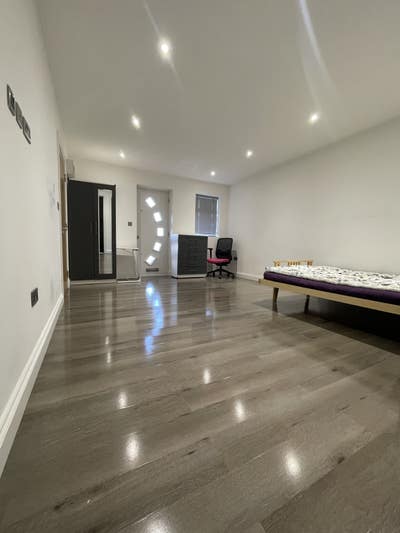 1 Bed Flat - ALL BILLS ex electric. Main Photo