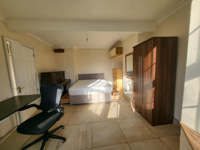 Large double room for rent Main Photo