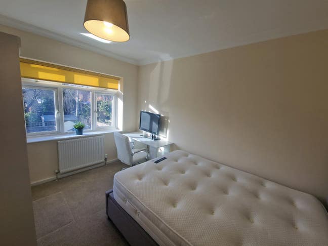 Cozy Double Room: Parking, Shared Garden 🏡🚗 Main Photo